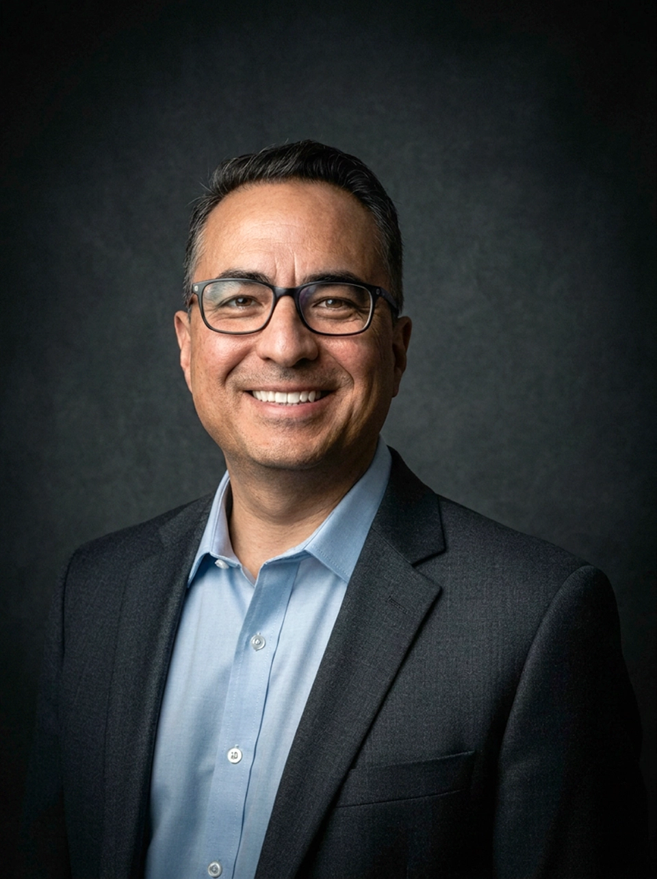 Retrato de Enrique Ballesteros Durán, profesional en comunicación estratégica y periodismo